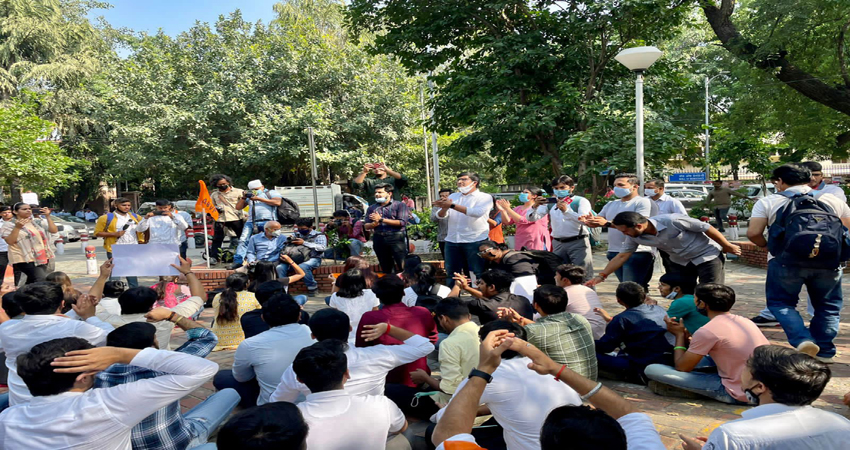 बढ़ी कटऑफ के विरोध में एबीवीपी ने फूंका डीयू प्रशासन का पुतला बढ़ी कटऑफ के विरोध में एबीवीपी ने फूंका डीयू प्रशासन का पुतला